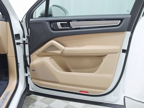 Used 2023 Porsche Cayenne Platinum Edition image 34