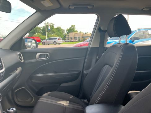 Used 2025 Hyundai Venue SEL FWD image 9
