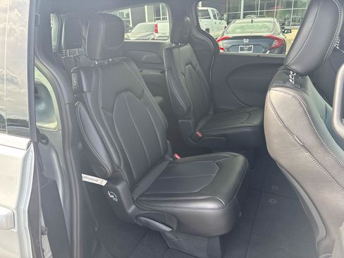 Used 2026 Chrysler Pacifica Select FWD image 25
