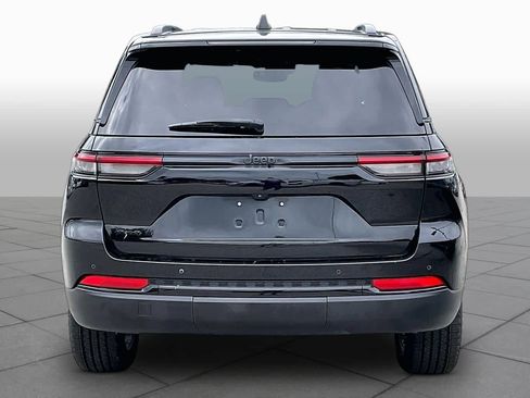 Used 2022 Jeep Grand Cherokee Altitude AWD/4WD image 5