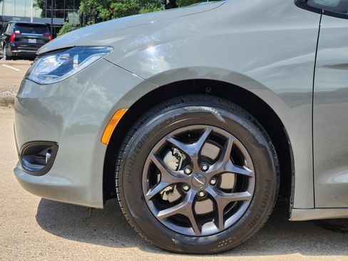 Used 2020 Chrysler Pacifica Touring w/ S Appearance Package FWD image 7