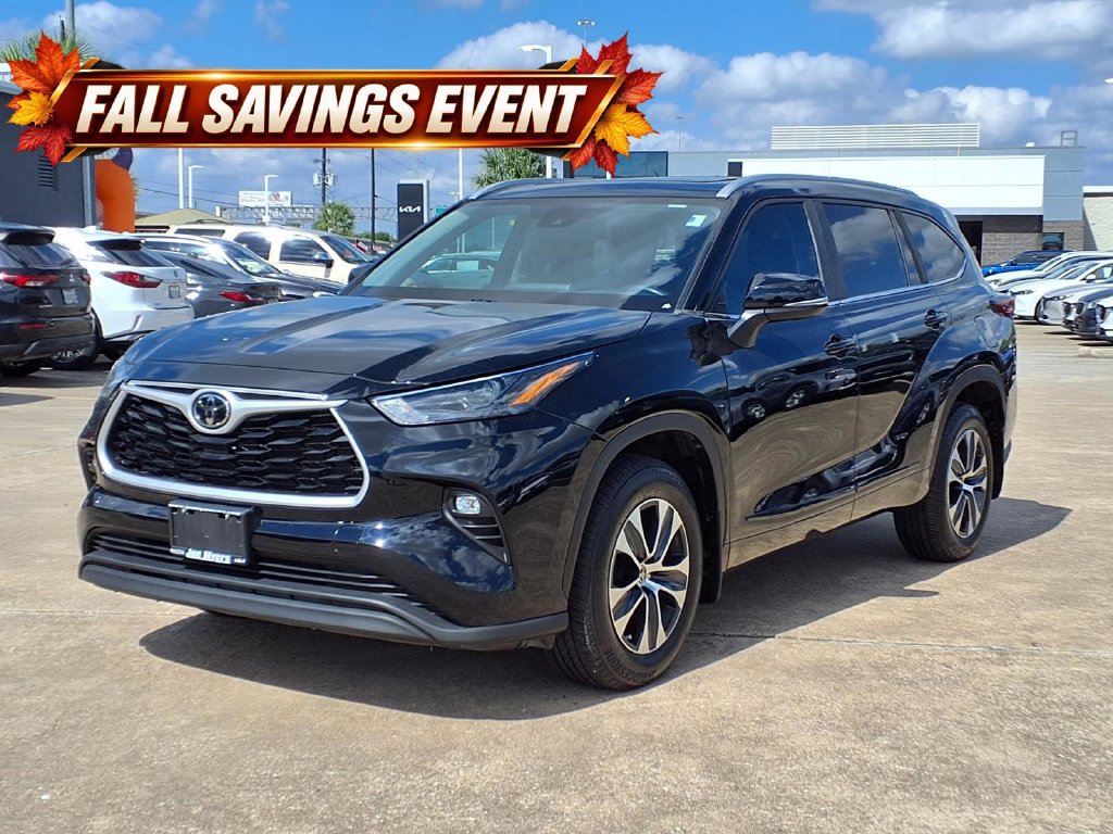 Used 2023 Toyota Highlander XLE AWD/4WD image 3