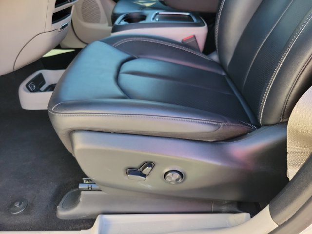 Used 2024 Chrysler Pacifica Touring-L FWD image 13