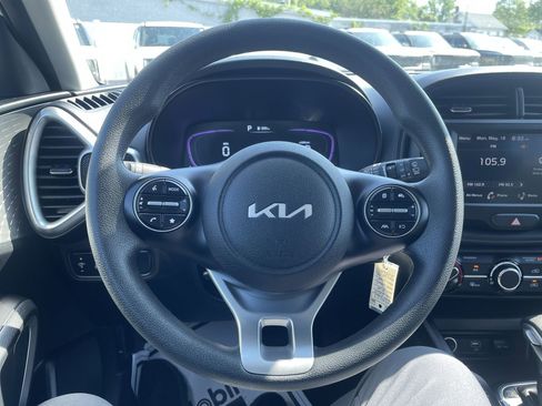 Used 2025 Kia Soul LX w/ LX Technology Package FWD image 17