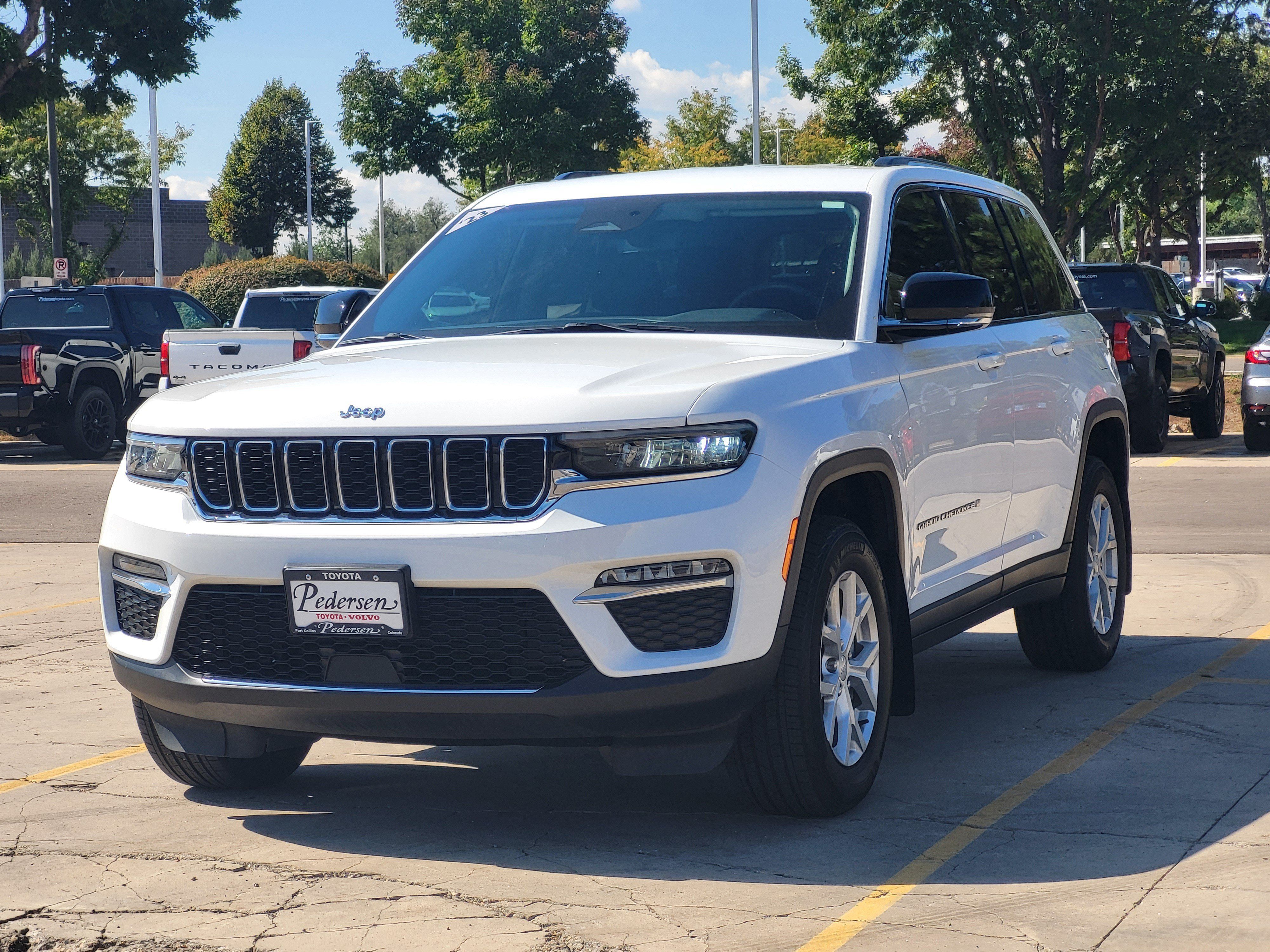 Used 2023 Jeep Grand Cherokee Limited w/ Trailer Tow Prep Group (B) AWD/4WD image 4
