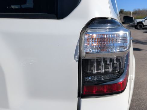 Used 2017 Toyota 4Runner SR5 Premium image 11