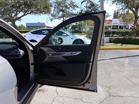 Used 2025 BMW 740i image 28