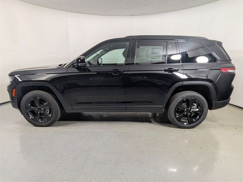 New 2025 Jeep Grand Cherokee Altitude image 4