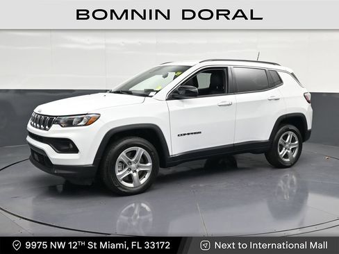 Used 2024 Jeep Compass Latitude AWD/4WD image 1