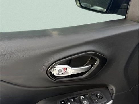 Used 2022 Jeep Cherokee Latitude w/ Sun & Sound Group image 12