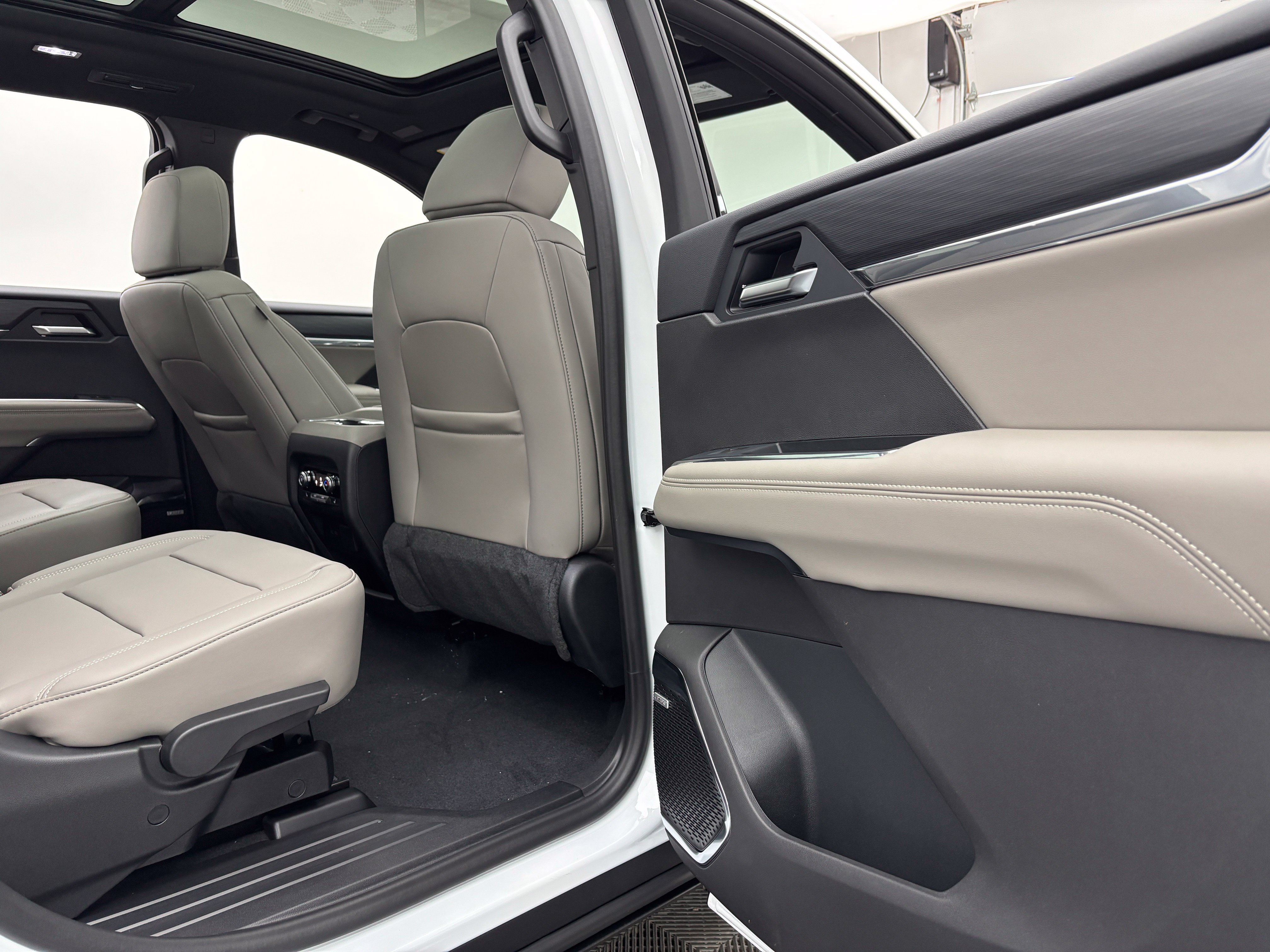 New 2027 GMC Acadia Elevation w/ Elevation Premium Package AWD/4WD image 39