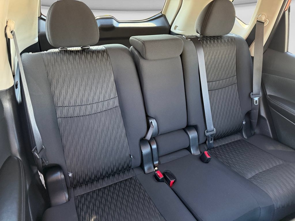 Used 2018 Nissan Rogue SV AWD/4WD image 16
