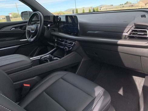 Used 2025 Chevrolet Traverse LT image 33