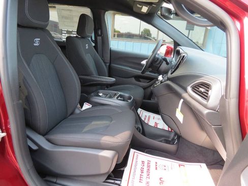 Used 2021 Chrysler Pacifica Touring AWD/4WD image 26