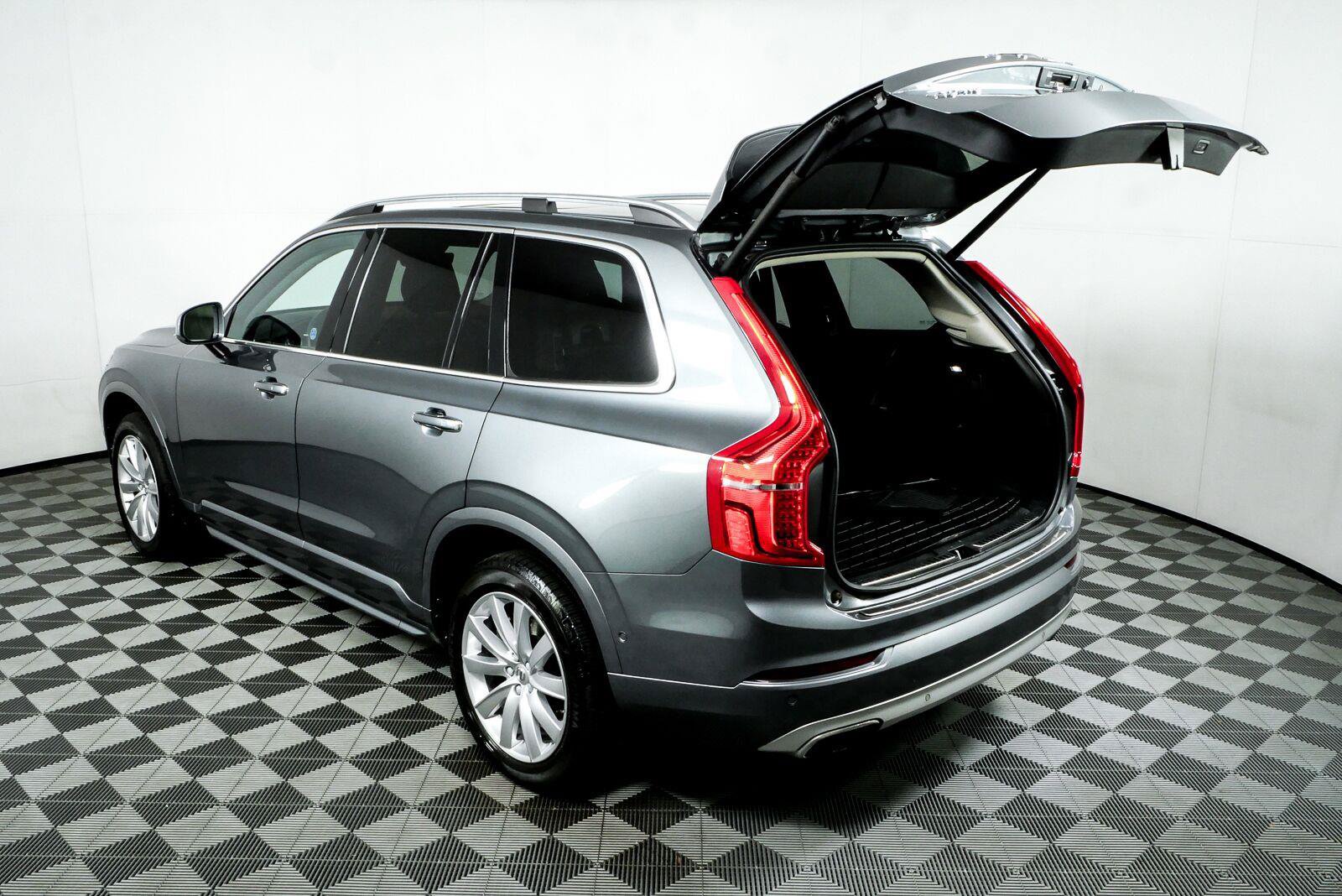 Used 2018 Volvo XC90 T6 Momentum w/ Convenience Package AWD/4WD image 36