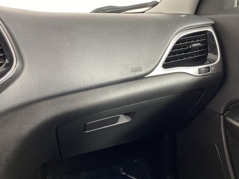 Used 2019 Jeep Cherokee Limited image 31