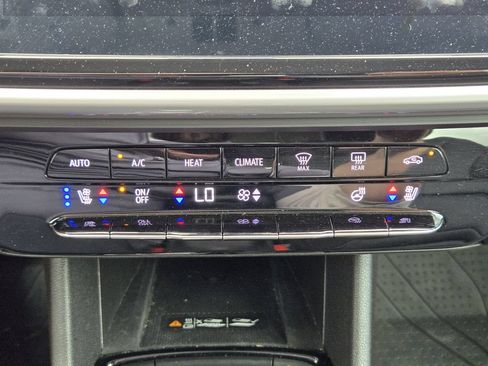 Used 2023 Chevrolet Bolt EUV Premier w/ Sun & Sound Package FWD image 20