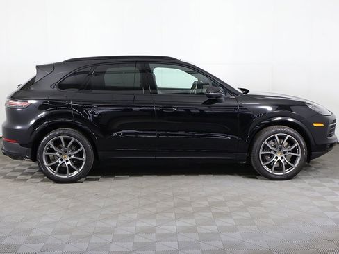 Used 2023 Porsche Cayenne Platinum Edition image 21