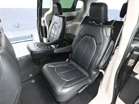 Used 2021 Chrysler Pacifica Touring-L image 37