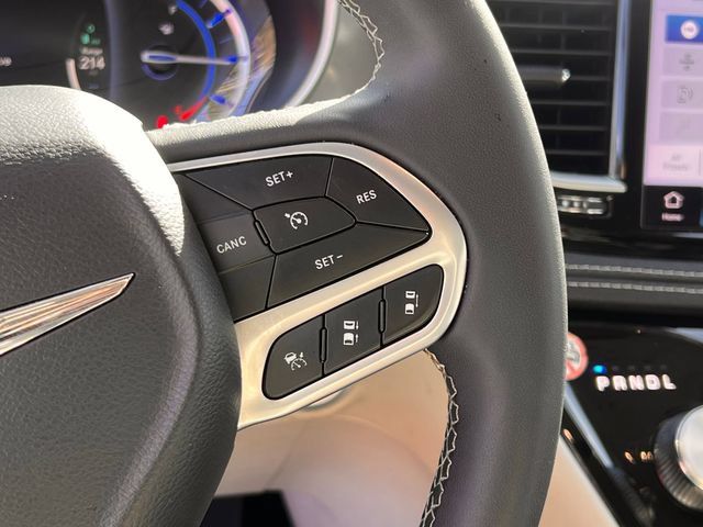 Used 2024 Chrysler Pacifica Limited FWD image 18