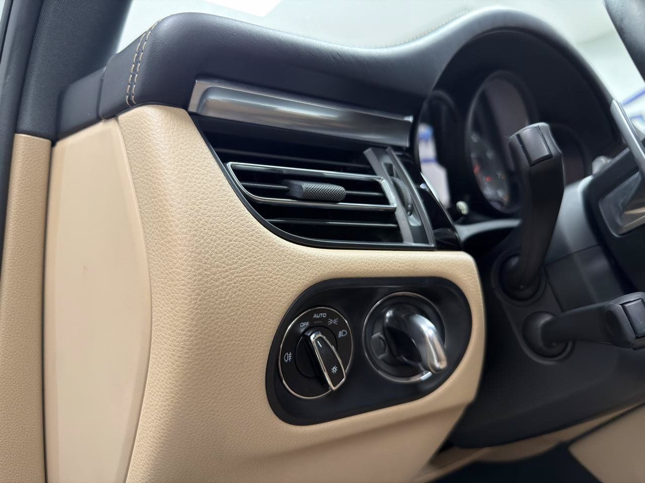 Used 2019 Porsche Macan S w/ Premium Package Plus AWD/4WD image 16