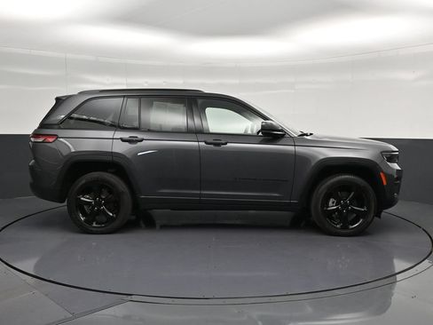 Used 2023 Jeep Grand Cherokee Altitude AWD/4WD image 4