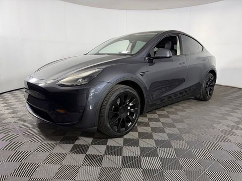 Used 2024 Tesla Model Y Long Range AWD/4WD image 2