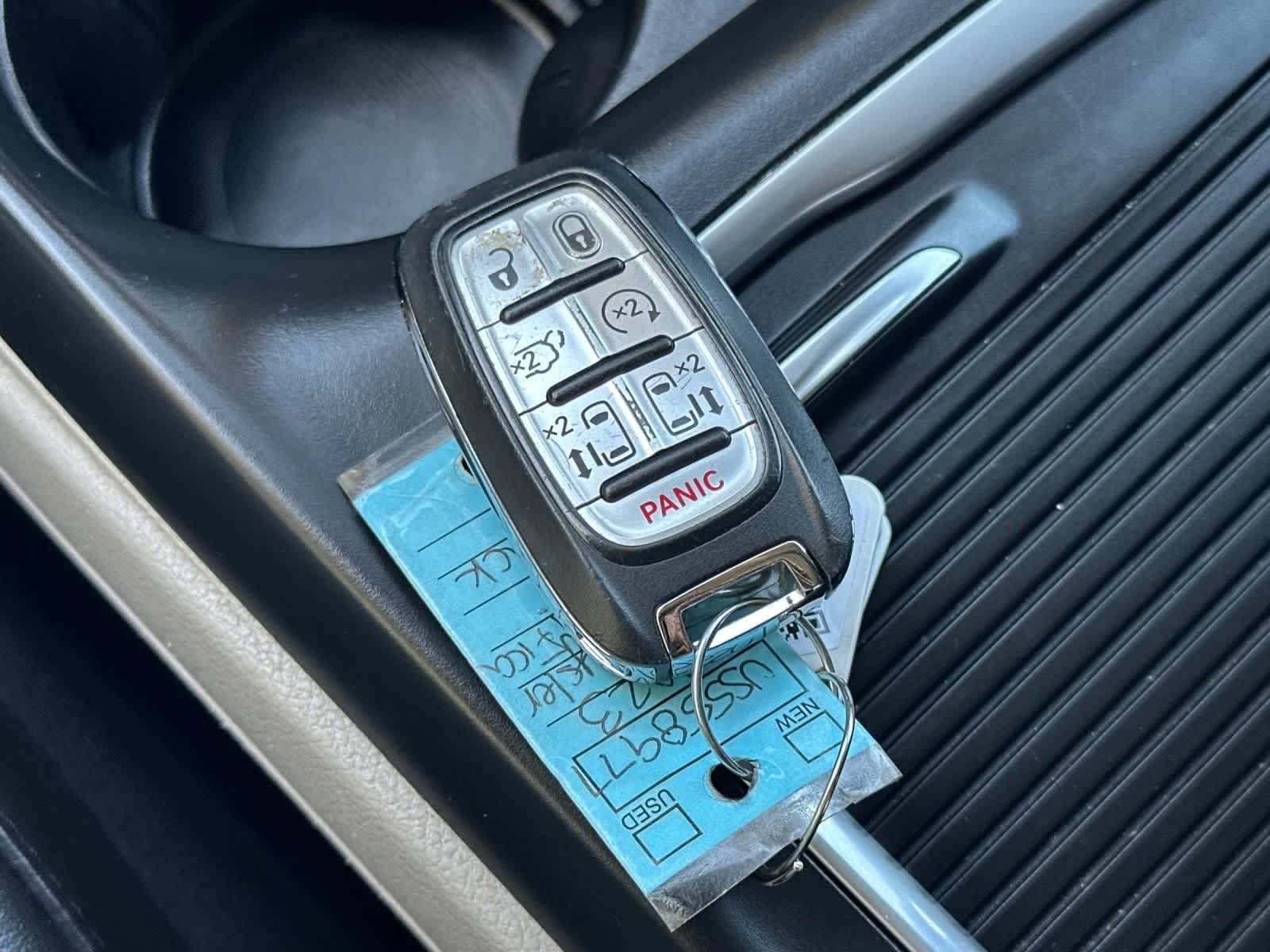 Used 2023 Chrysler Pacifica Touring-L FWD image 29