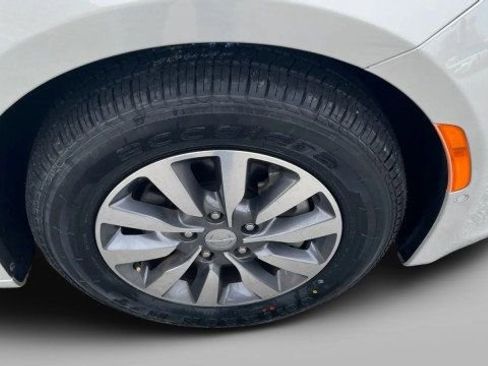 Used 2020 Chrysler Pacifica Touring-L Plus image 24