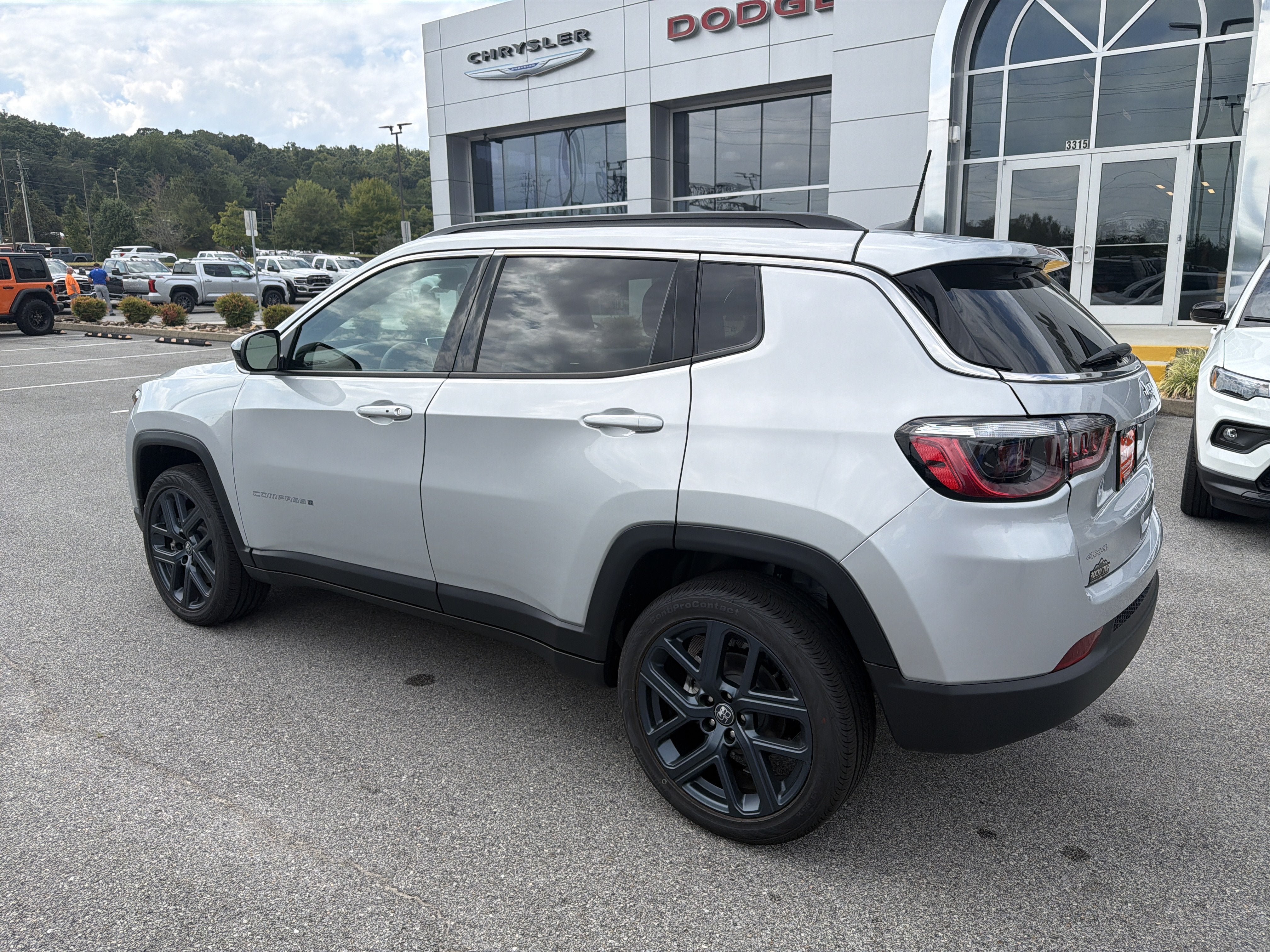 New 2026 Jeep Compass Latitude AWD/4WD image 9