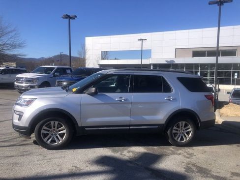 Used 2019 Ford Explorer XLT image 3