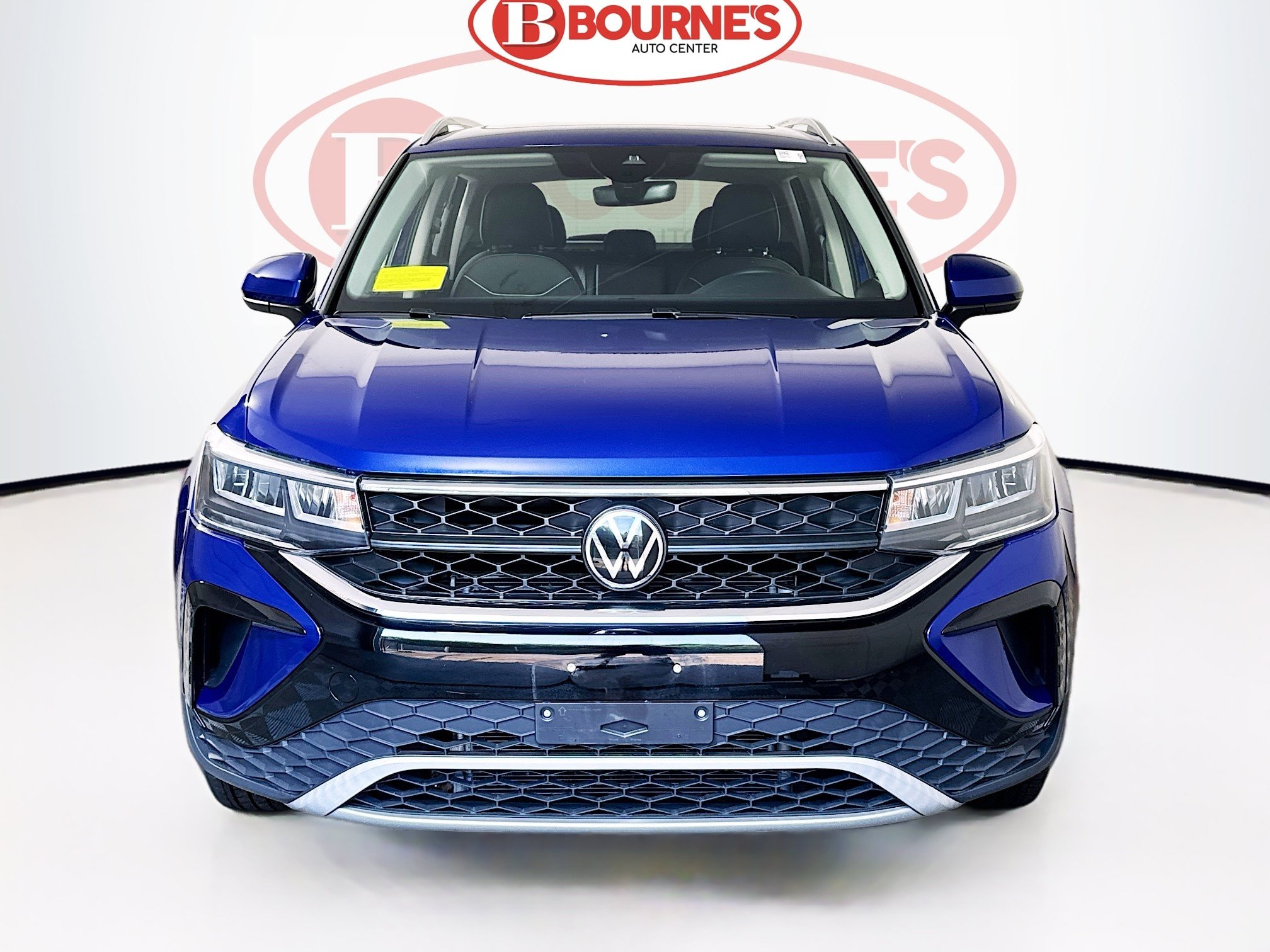 Used 2023 Volkswagen Taos SE w/ Panoramic Sunroof Package FWD image 6