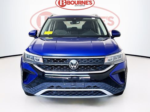 Used 2023 Volkswagen Taos SE w/ Panoramic Sunroof Package FWD image 6