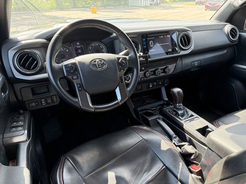 Used 2019 Toyota Tacoma TRD Sport AWD/4WD image 10