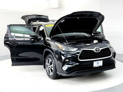 Used 2023 Toyota Highlander XLE AWD/4WD image 9