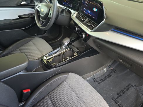 Used 2025 Chevrolet Trax LT FWD image 16