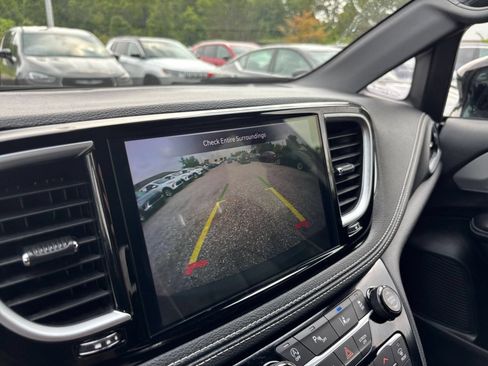 Used 2025 Chrysler Pacifica Limited FWD image 27
