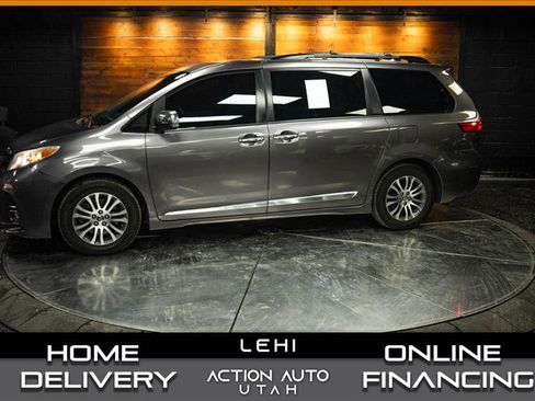 Used 2019 Toyota Sienna XLE w/ XLE Navigation Package FWD image 1