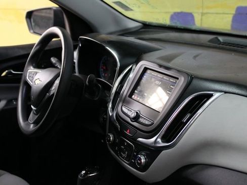 Used 2019 Chevrolet Equinox LS w/ LS Convenience Package FWD image 10
