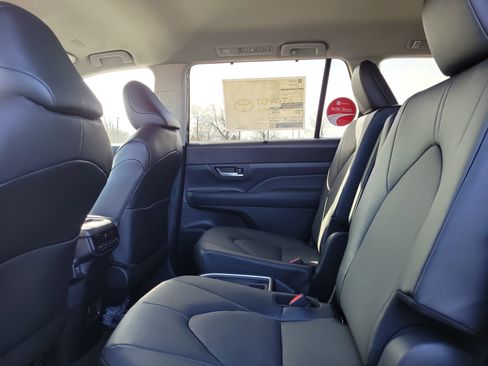 New 2026 Toyota Grand Highlander XLE image 11