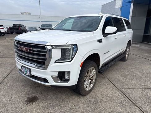 Used 2023 GMC Yukon XL SLT w/ SLT Luxury Package image 4