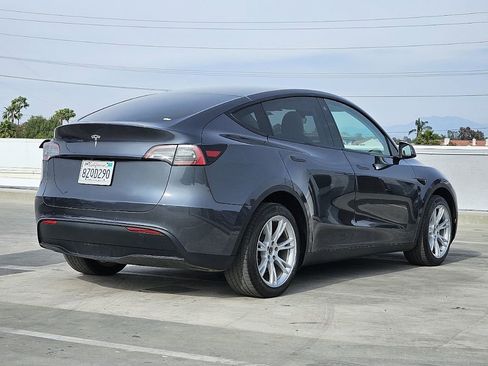 Used 2022 Tesla Model Y Long Range image 18