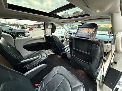 Used 2018 Chrysler Pacifica Limited image 22