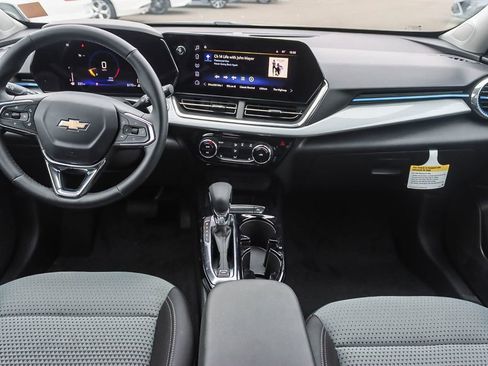Used 2025 Chevrolet Trax LT w/ LT Convenience Package image 11