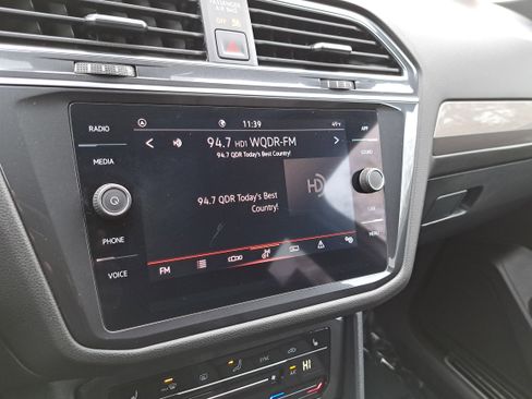 Certified 2023 Volkswagen Tiguan SE R-Line image 22