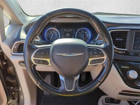 Used 2019 Chrysler Pacifica Touring-L image 11