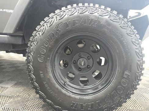 Used 2018 Jeep Wrangler Rubicon w/ Power Convenience Group AWD/4WD image 8