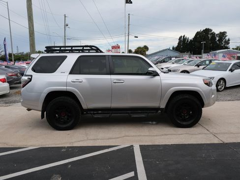 Used 2022 Toyota 4Runner SR5 Premium w/ Moonroof Package AWD/4WD image 4