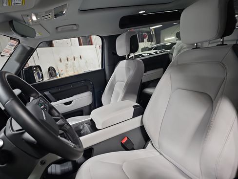 Used 2025 Land Rover Defender 90 X-Dynamic SE image 17