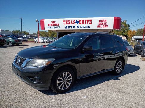 Used 2015 Nissan Pathfinder S image 2